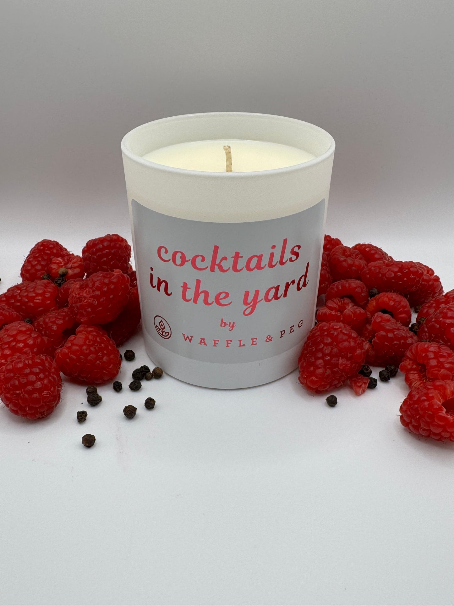 Little cocktails in the yard candle - white